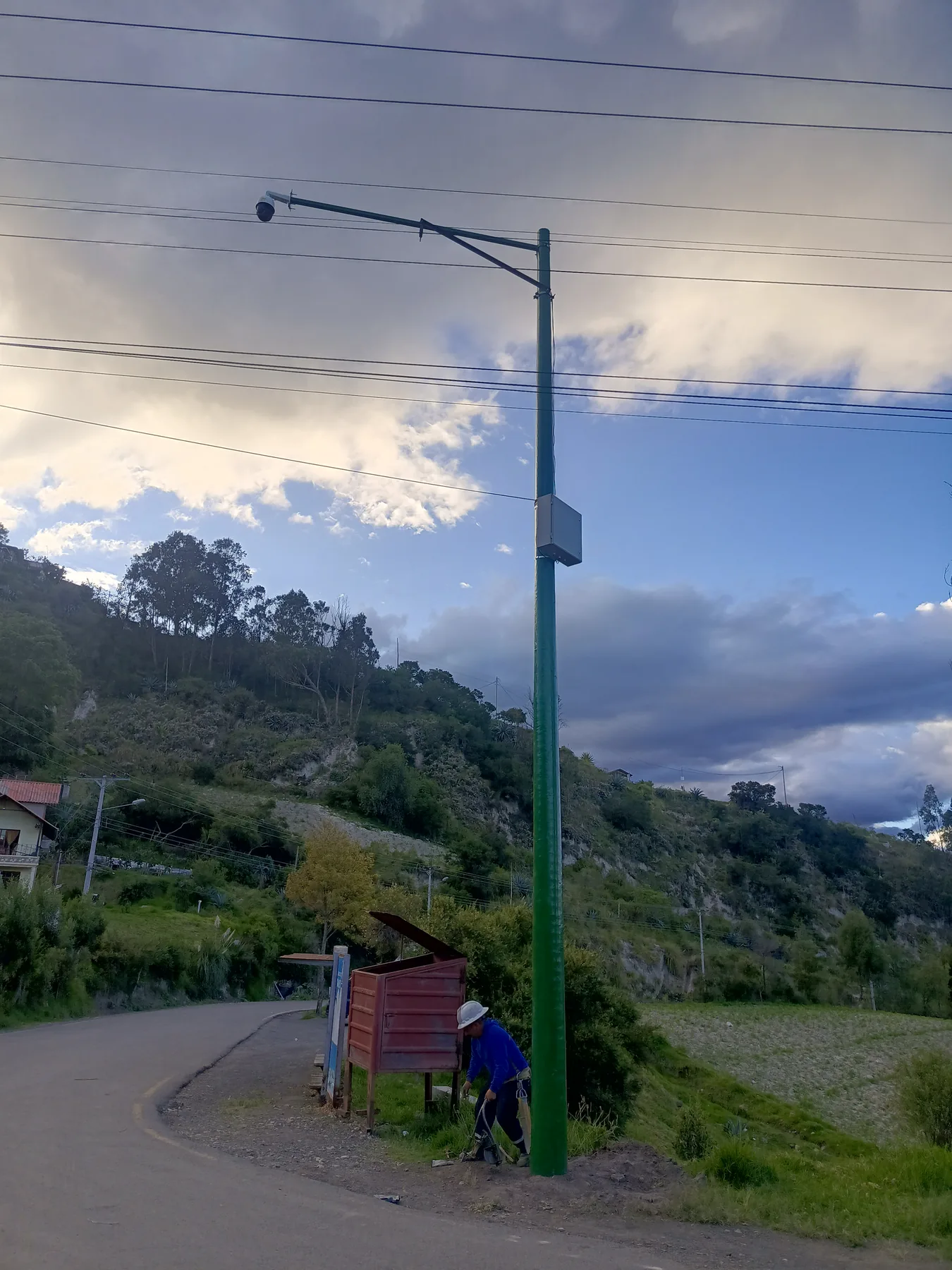 Poste de videovigilancia en una zona rural