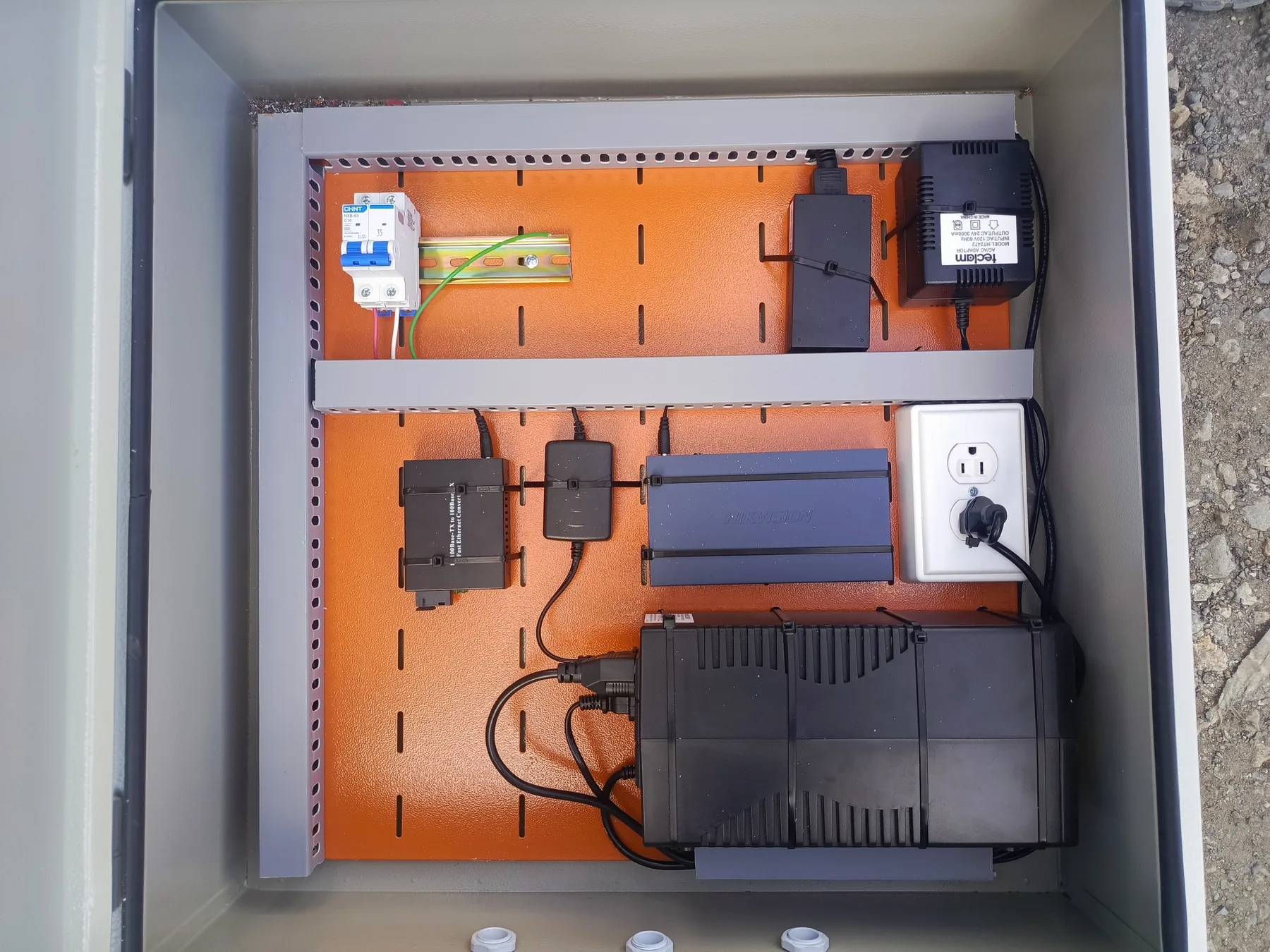 Gabinete técnico de videovigilancia instalado por GENNIUS
